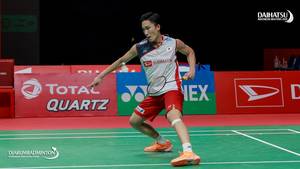 Tunggal putra Jepang nomor satu dunia, Kento Momota menghadang serangan.