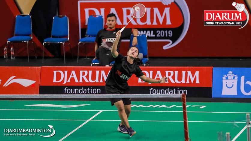 Asty Dwi Widyaningrum (PB Jaya Raya) bersiap menyambar pengembalian. Asty Dwi Widyaningrum (PB Jaya Raya) bersiap menyambar pengembalian.