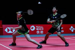 Praveen Jordan/Melati Daeva Oktavianti (Indonesia) bersiap menghadang pengembalian.