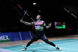 Jonatan Christie (Indonesia) mengembalikan shuttlecock.