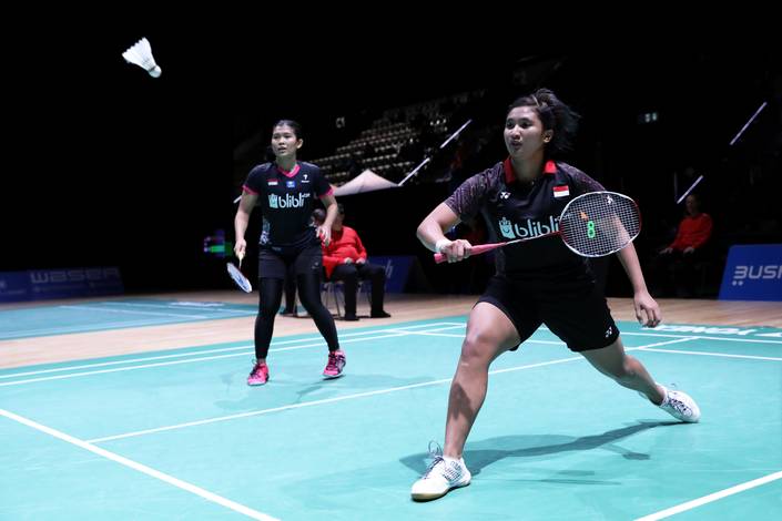 Yulfira Barkah/Jauza Fadhila Sugiarto (Indonesia) bersiap menyambut pengembalian. Yulfira Barkah/Jauza Fadhila Sugiarto (Indonesia) bersiap menyambut pengembalian.
