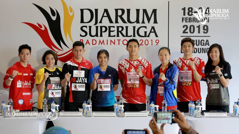 Kevin Sanjaya Sukamuljo, Pia Zebadiah Bernadet, Muhammad Rian Ardianto, Gregoria Mariska, Jonatan Christie, Zhang Beiwen, Lee Yong Dae dan Li Michelle berfoto bersama usai konfrensi pers. Kevin Sanjaya Sukamuljo, Pia Zebadiah Bernadet, Muhammad Rian Ardianto, Gregoria Mariska, Jonatan Christie, Zhang Beiwen, Lee Yong Dae dan Li Michelle berfoto bersama usai konfrensi pers.