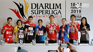 Kevin Sanjaya Sukamuljo, Pia Zebadiah Bernadet, Muhammad Rian Ardianto, Gregoria Mariska, Jonatan Christie, Zhang Beiwen, Lee Yong Dae dan Li Michelle berfoto bersama usai konfrensi pers.