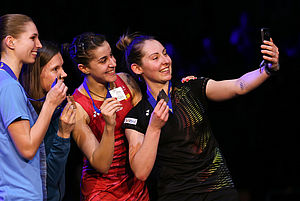Para Juara Tunggal Putri Melakukan Selfie di Podium (foto: Badminton Europe)