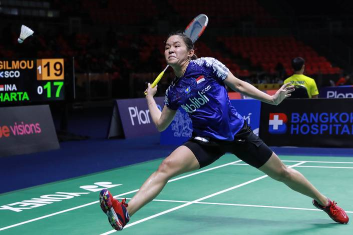 Ruselli Hartawan (Indonesia) bersiap menyambut pengembalian. Ruselli Hartawan (Indonesia) bersiap menyambut pengembalian.