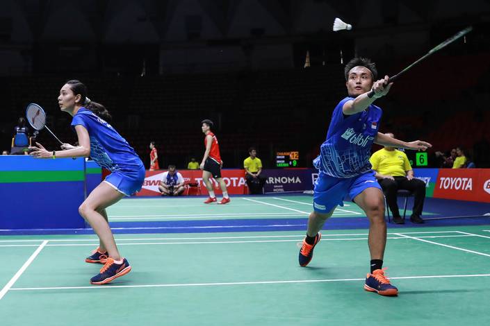 Hafiz Faizal/Gloria Emanuelle Widjaja (Indonesia) menyambut pengembalian.