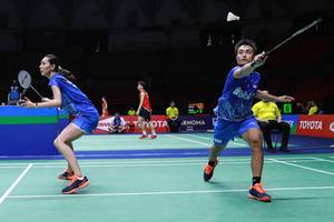Hafiz Faizal/Gloria Emanuelle Widjaja (Indonesia) menyambut pengembalian.