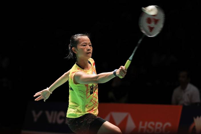 Fitriani mengembalikan shuttlecock. Fitriani mengembalikan shuttlecock.