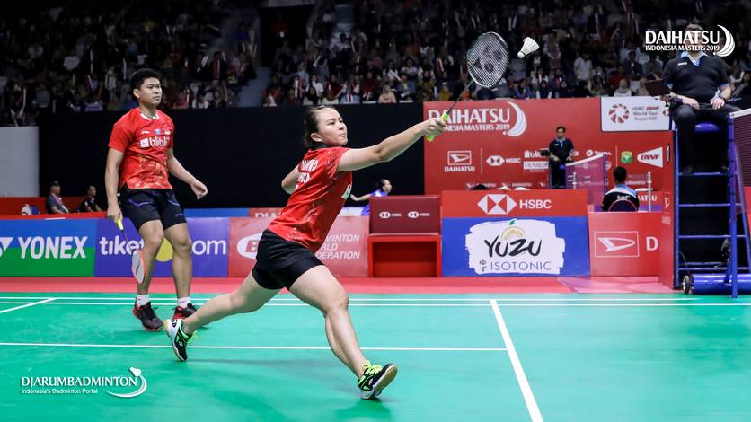 Praveen JORDAN/Melati Daeva OKTAVIANTI (Indonesia) menyambar pengembalian Praveen JORDAN/Melati Daeva OKTAVIANTI (Indonesia) menyambar pengembalian