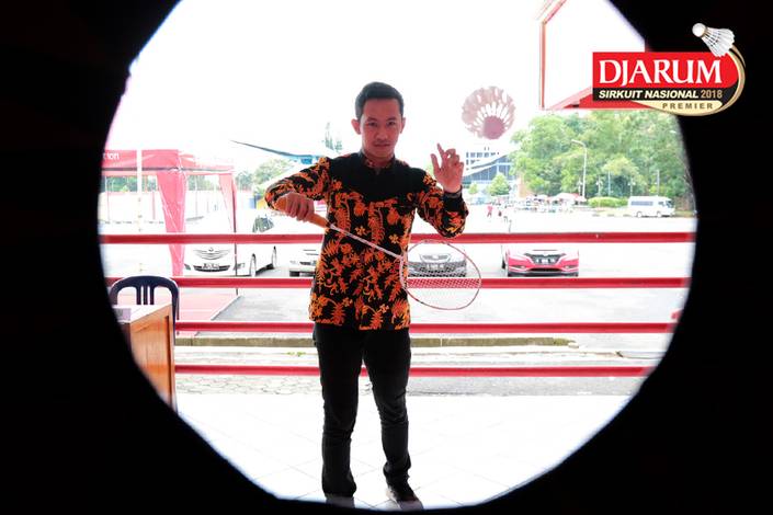Salah Satu Pengunjung Menjajal Permainan Smash Target di booth Djarum Foundation