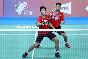 Leo Rolly Carnando/Daniel Marthin (Indonesia) menghadang pengembalian.