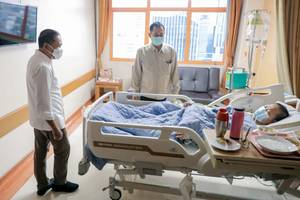 Zainudi Amali membesuk Verawati Fajrin (Foto: Dok. Humas Kemenpora/Imanuel) 