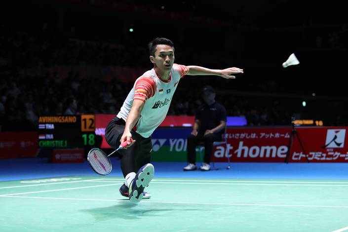 Jonatan Christie (Indonesia) berusaha menggapai pengembalian. Jonatan Christie (Indonesia) berusaha menggapai pengembalian.