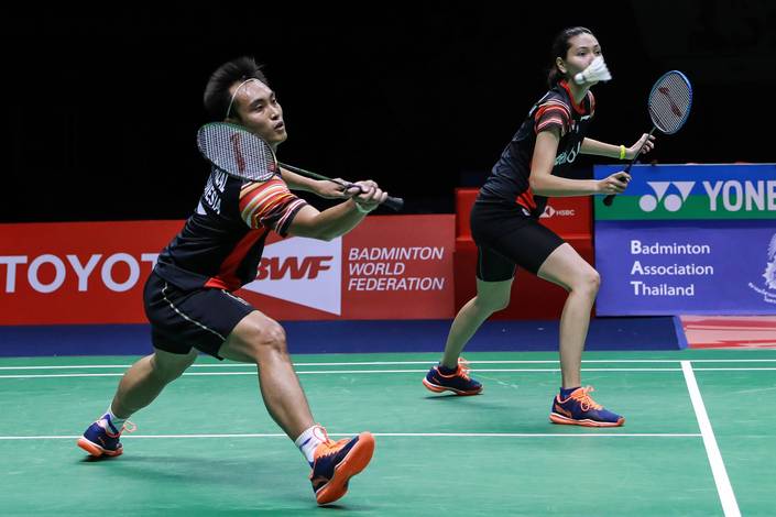 Hafiz Faizal/Gloria Emanuelle Widjaja (Indonesia) menyambut pengembalian.