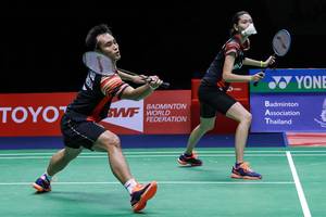 Hafiz Faizal/Gloria Emanuelle Widjaja (Indonesia) menyambut pengembalian.