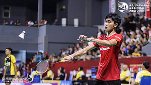 Panji Ahmad Maulana (Banten) melepaskan servis.