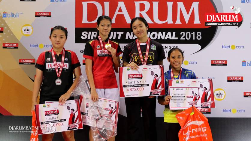 Maria Septiana Wandini Pramesti (kanan) di podium juara Djarum Sirnas Sulawesi Selatan Open 2018. Maria Septiana Wandini Pramesti (kanan) di podium juara Djarum Sirnas Sulawesi Selatan Open 2018.