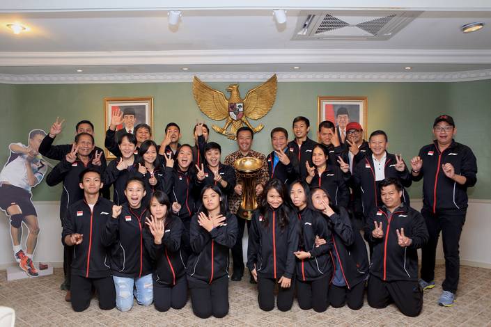 Tim Bulutangkis Indonesia Berfoto Bersama Imam Nahrowi