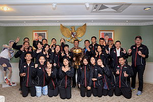 Tim Bulutangkis Indonesia Berfoto Bersama Imam Nahrowi