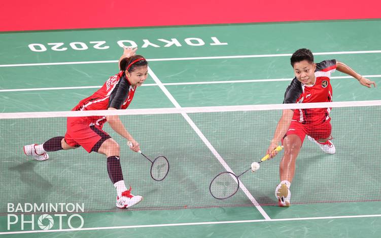 Greysia Polii/Apriyani Rahayu (Indonesia) berusaha menggapai pengembalian. (Foto: BADMINTONPHOTO - Yves Lacroix) Greysia Polii/Apriyani Rahayu (Indonesia) berusaha menggapai pengembalian. (Foto: BADMINTONPHOTO - Yves Lacroix)