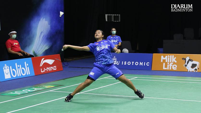 Komang Ayu Cahya Dewi (tim Rajawali) menyambut pengembalian. Komang Ayu Cahya Dewi (tim Rajawali) menyambut pengembalian.