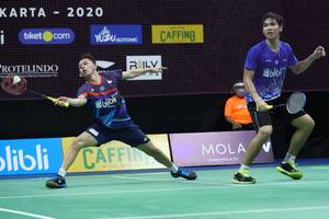 Daniel Marthin/Muhammad Rian Ardianto mengembalikan shuttlecock.