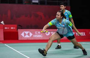 Ganda campuran Indonesia, Praveen Jordan/Melati Daeva Oktaviant bersiap menyambut pengembalian. (Copyright: Badmintonphoto | Courtesy of BWF)