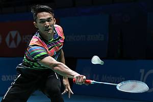 Jonatan Christie (Indonesia) bersiap menghadang serangan.