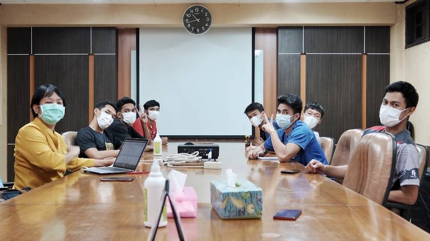 Ahli Gizi baru pelatnas PBSI, dr. Vetinly (paling kiri) bersama tim tunggal putra utama Pelatnas. (Foto: PP PBSI) Ahli Gizi baru pelatnas PBSI, dr. Vetinly (paling kiri) bersama tim tunggal putra utama Pelatnas. (Foto: PP PBSI)