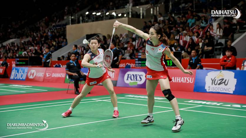 Misaki Matsutomo/Ayaka Takahashi (Jepang) bersiap menghadang serangan. Misaki Matsutomo/Ayaka Takahashi (Jepang) bersiap menghadang serangan.
