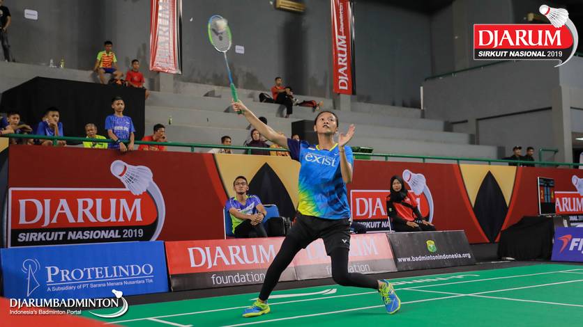 Siti Sarah Azzahra (PB Exist) mengembalikan shuttlecock. Siti Sarah Azzahra (PB Exist) mengembalikan shuttlecock.