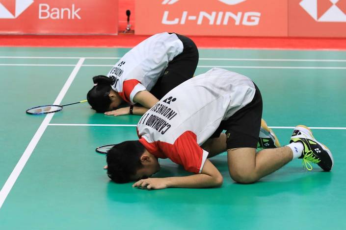 Sujud syukur Leo Rolly Carnando/Indah Cahya Sari Jamil menjadi juara dunia junior 2018. Sujud syukur Leo Rolly Carnando/Indah Cahya Sari Jamil menjadi juara dunia junior 2018.