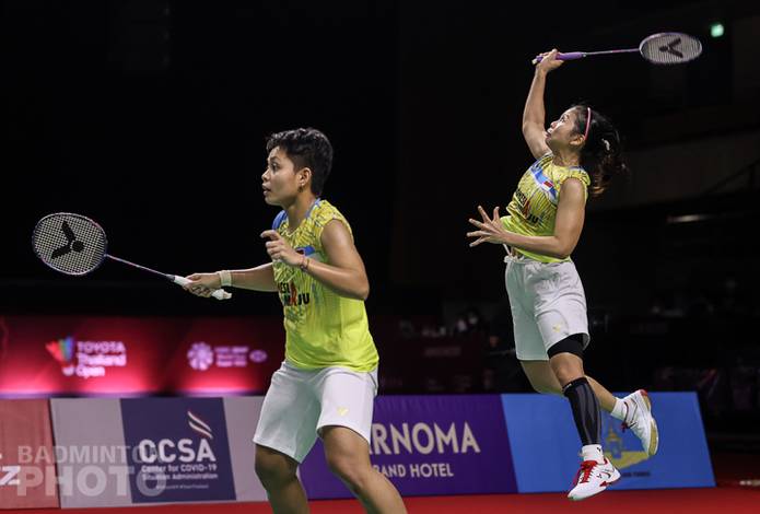 Ganda putri Indonesia, Greysia Polii/Apriyani Rahayu mengembalikan shuttlecock. (Copyright: Badmintonphoto | Courtesy of BWF) Ganda putri Indonesia, Greysia Polii/Apriyani Rahayu mengembalikan shuttlecock. (Copyright: Badmintonphoto | Courtesy of BWF)