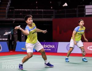 Ganda putri Indonesia, Greysia Polii/Apriyani Rahayu bersiap menyambut pengembalian. (Copyright: Badmintonphoto | Courtesy of BWF)