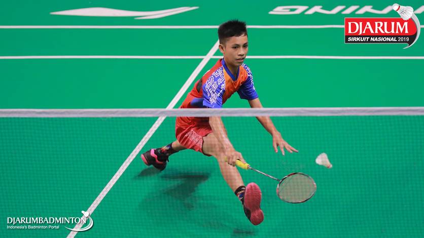 Muhammad Alpareza (Sriwijaya Badminton Club Palembang) berusaha menggapai pengembalian. Muhammad Alpareza (Sriwijaya Badminton Club Palembang) berusaha menggapai pengembalian.