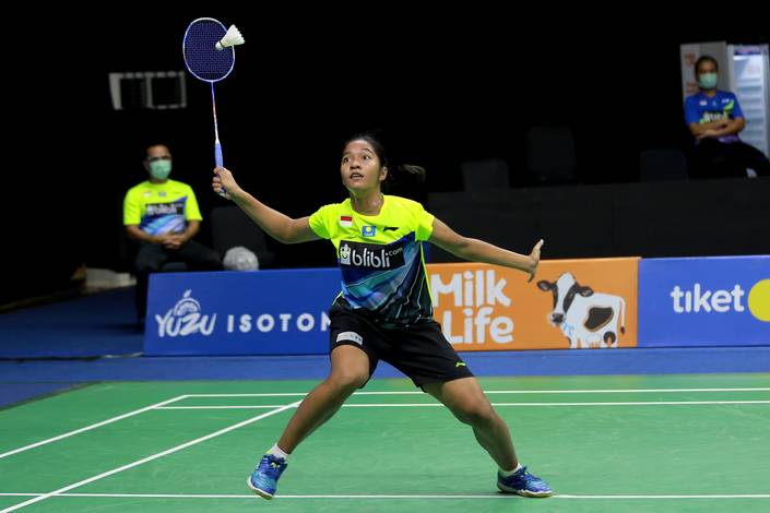 Ester Nurumi Tri Wardoyo (tim Banteng) mengembalikan shuttlecock. Ester Nurumi Tri Wardoyo (tim Banteng) mengembalikan shuttlecock.