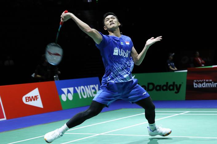Jonatan Christie (Indonesia) menyambut pengembalian. Jonatan Christie (Indonesia) menyambut pengembalian.