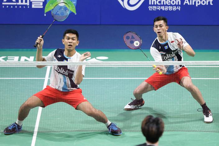 Fajar Alfian/Muhammad Rian Ardianto (Indonesia) menghadang pengembalian.