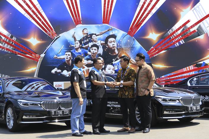 The Chief Project Officer of Blibli Indonesia Open 2019 BWF World Tour Super 1000, Achmad Budiharto (Second from Left) receives a key as symbol of cooperation.
