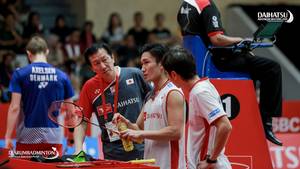 Kepala Pelatih tim nasional Jepang, Park Joo Bong (kiri) saat memberikan arahan kepada Kento Momota.