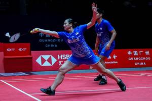 Praveen Jordan/Melati Daeva Oktavianti (Indonesia) menyambut pengembalian.