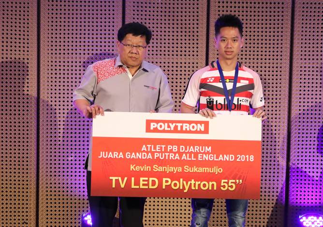 Kevin Sanjaya Sukamuljo Bersama Yoppy Rosimin Saat Penyerahan Secara Simbolik Bonus Apresiasi dari PB Djarum