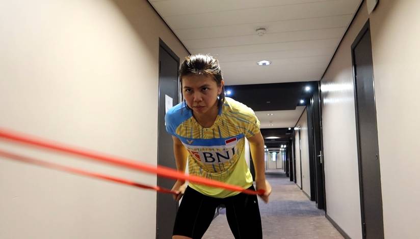 Greysia Polii (Indonesia) saat menjalani latihan ringan di lorong penginapan. (Foto: PP PBSI)