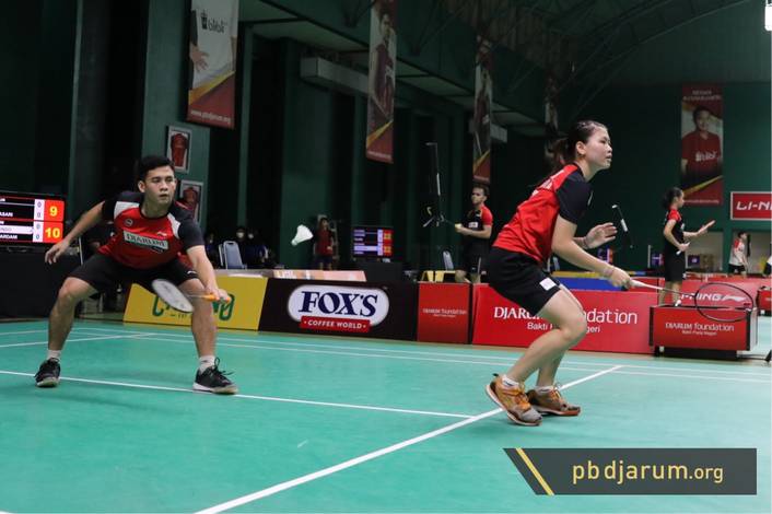 Dwiki Rafian Restu/Helena Ayu Puspitasari menyambut pengembalian. Dwiki Rafian Restu/Helena Ayu Puspitasari menyambut pengembalian.