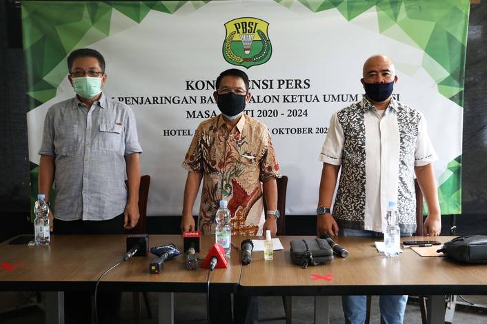 [Dari kiri] - Sekretaris Jenderal PP PBSI, Achmad Budiharto, Ketua Tim Penjaringan Bakal Calon Ketua Umum PP PBSI, Edi Sukarno dan Sekretaris Tim Penjaringan Bakal Calon Ketua Umum PP PBSI, Topan Indrakarsa berfoto bersama usai konfrensi pers.