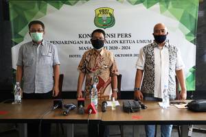 [Dari kiri] - Sekretaris Jenderal PP PBSI, Achmad Budiharto, Ketua Tim Penjaringan Bakal Calon Ketua Umum PP PBSI, Edi Sukarno dan Sekretaris Tim Penjaringan Bakal Calon Ketua Umum PP PBSI, Topan Indrakarsa berfoto bersama usai konfrensi pers.