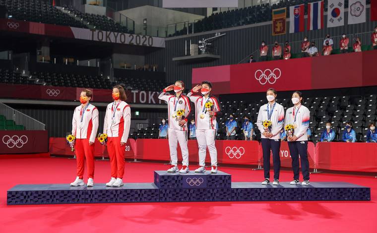 Ganda putri Indonesia, Greysia Polii/Apriyani Rahayu (tengah) mempersembahkan medali emas untuk Indonesia di ajang Olimpiade Tokyo 2020. (Foto: BADMINTONPHOTO - Yves Lacroix) Ganda putri Indonesia, Greysia Polii/Apriyani Rahayu (tengah) mempersembahkan medali emas untuk Indonesia di ajang Olimpiade Tokyo 2020. (Foto: BADMINTONPHOTO - Yves Lacroix)