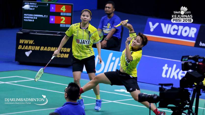 Greysia Polii/Apriyani Rahayu (Jaya Raya) melepaskan serangan. Greysia Polii/Apriyani Rahayu (Jaya Raya) melepaskan serangan.