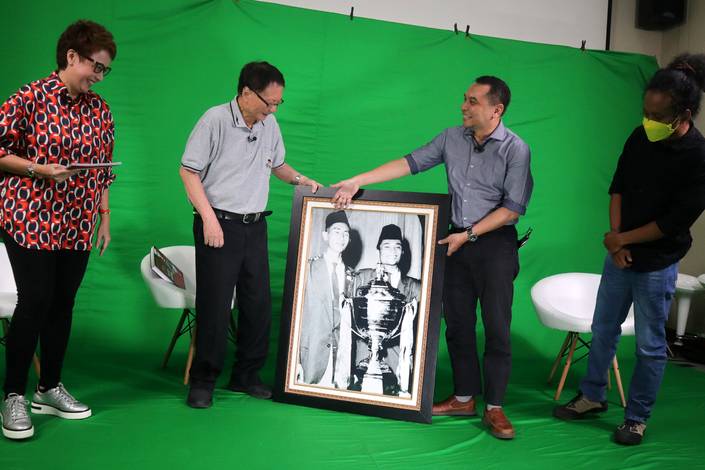 Legenda bulu tangkis Indonesia, Tan Joe Hok, menerima foto dari Redaktur Pelaksana Kompas Adi Prinantyo, saat peluncuran buku "Thomas Cup, Sejarah Tentang Kehebatan Indonesia". (Djarum Badminton) Legenda bulu tangkis Indonesia, Tan Joe Hok, menerima foto dari Redaktur Pelaksana Kompas Adi Prinantyo, saat peluncuran buku "Thomas Cup, Sejarah Tentang Kehebatan Indonesia". (Djarum Badminton)
