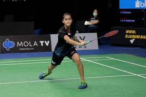 Stephanie Widjaja (tim Garuda) menyambut pengembalian.
